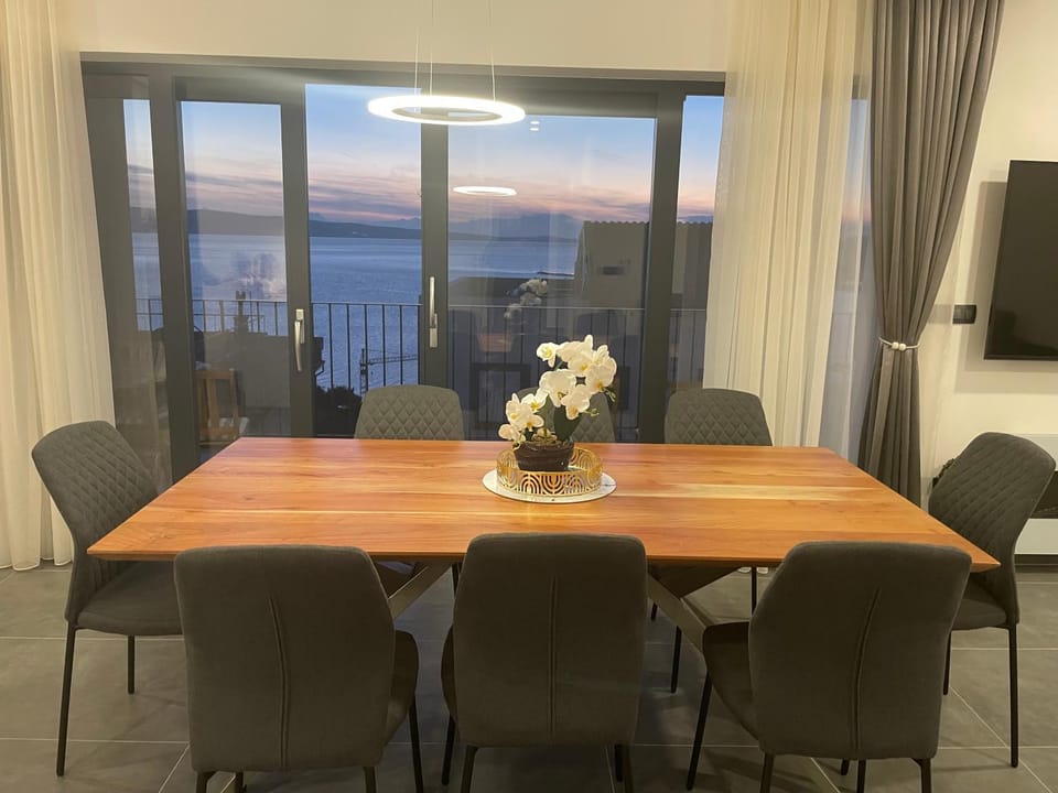 Communal lounge/ TV room, TV and multimedia, Living room, Seating area, Dining area, Sea view
