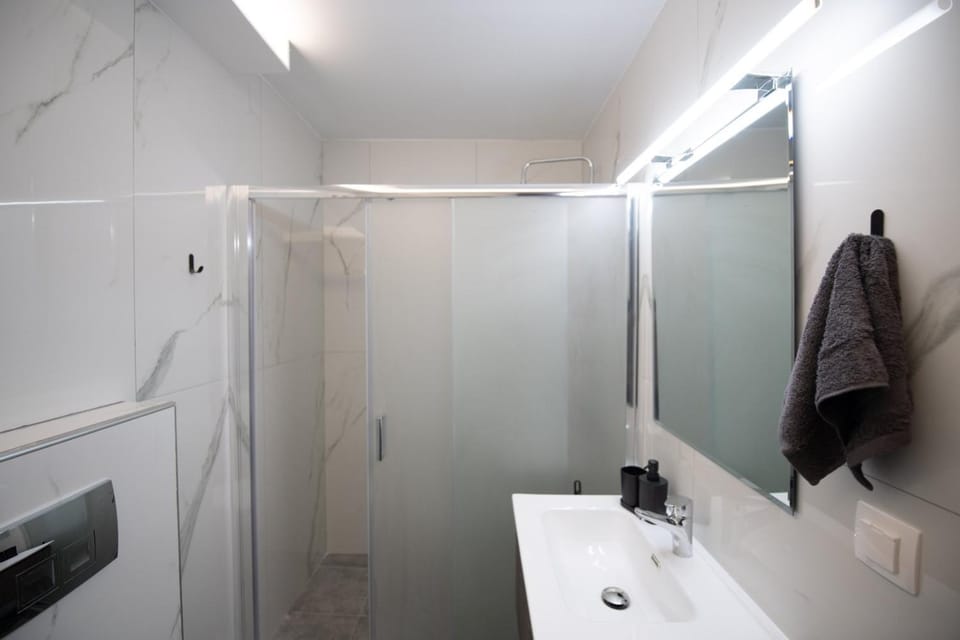 Shower, Bathroom, towels