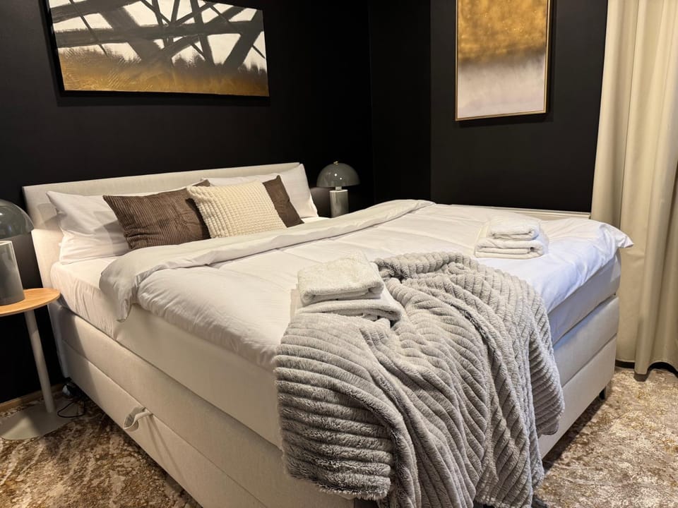 Bed, Photo of the whole room, Bedroom, towels