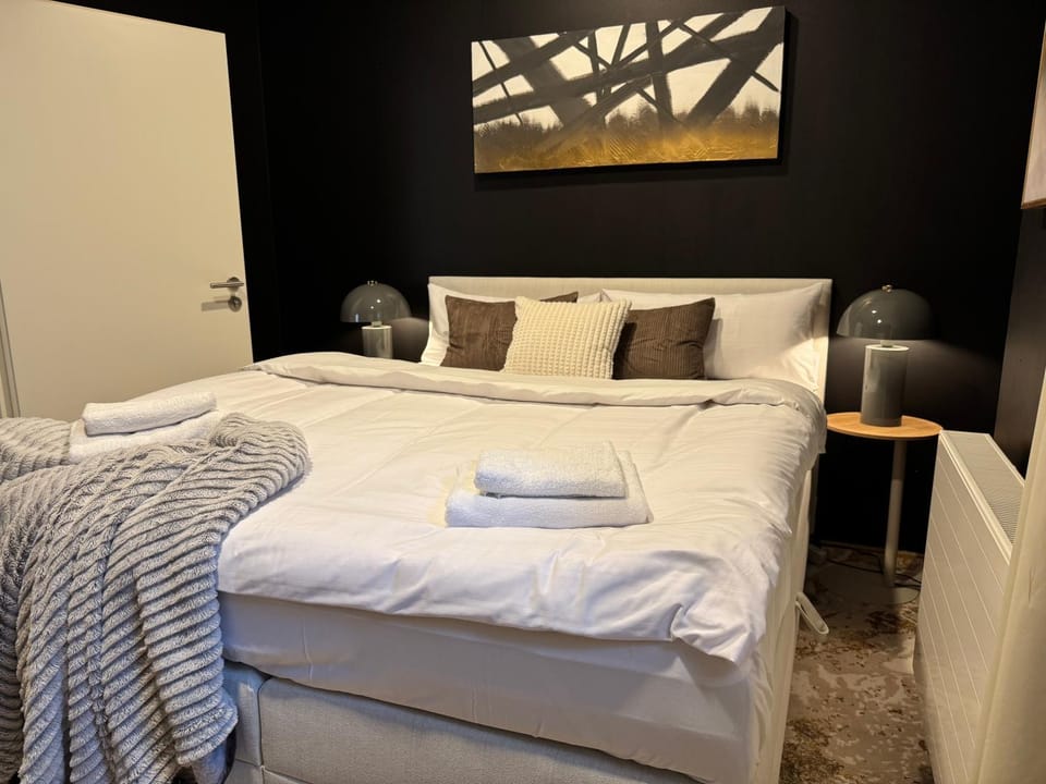 Bed, Photo of the whole room, Bedroom, towels