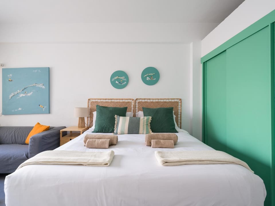 Bed, towels