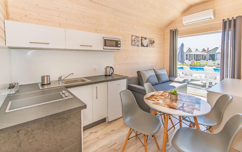 Kitchen or kitchenette, Living room, Seating area, Dining area, stove, air conditioner