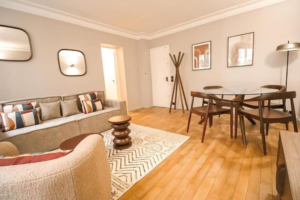 Elegant 1-Bedroom Apartment on Rue Saint-Dominique Apartment in Paris