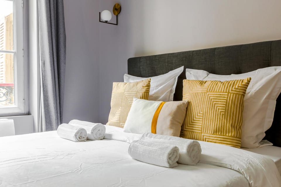 Bed, Bedroom, towels