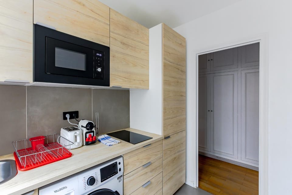 Coffee/tea facilities, Kitchen or kitchenette, oven, stove, toaster