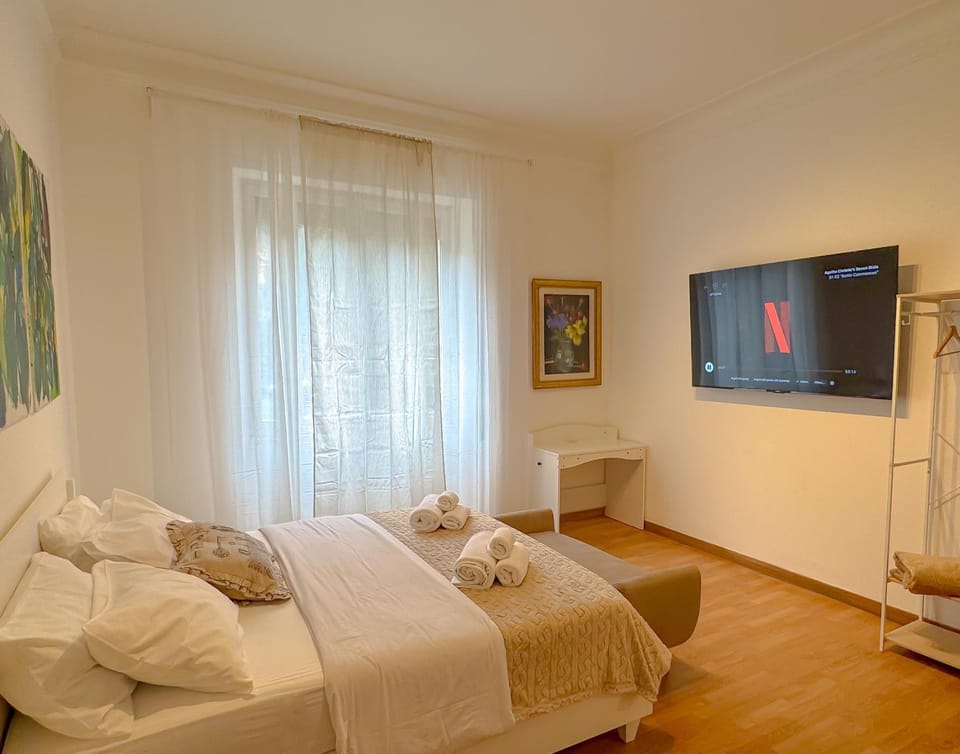 TV and multimedia, Photo of the whole room, Bedroom