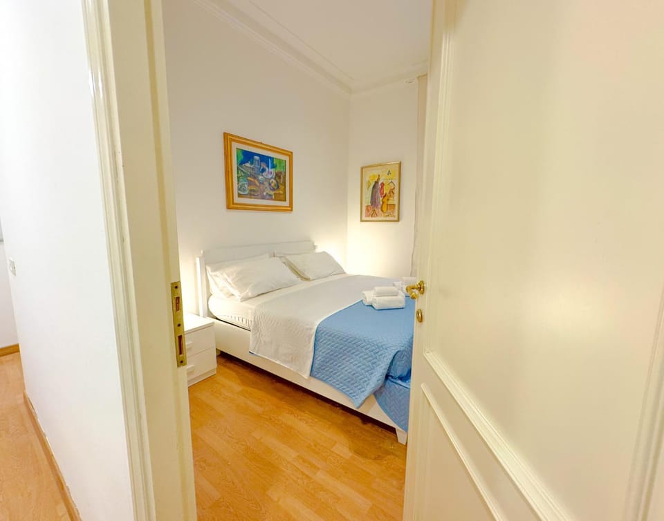 Photo of the whole room, Bedroom, towels