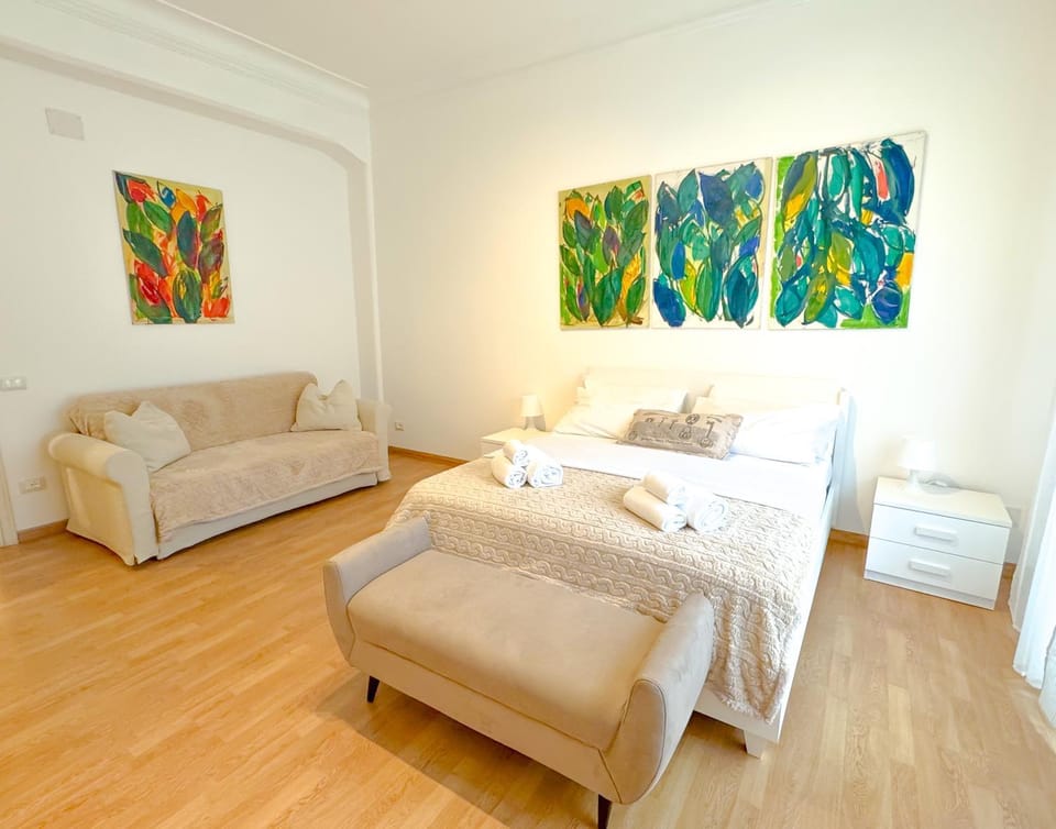 Photo of the whole room, Decorative detail, Bedroom