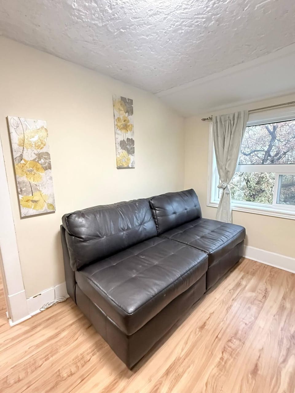 Cozy Duplex 2nd floor suite Apartment in Winnipeg