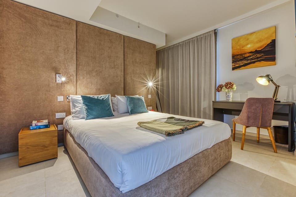 Bed, Living room, Photo of the whole room, Seating area, Bedroom, towels