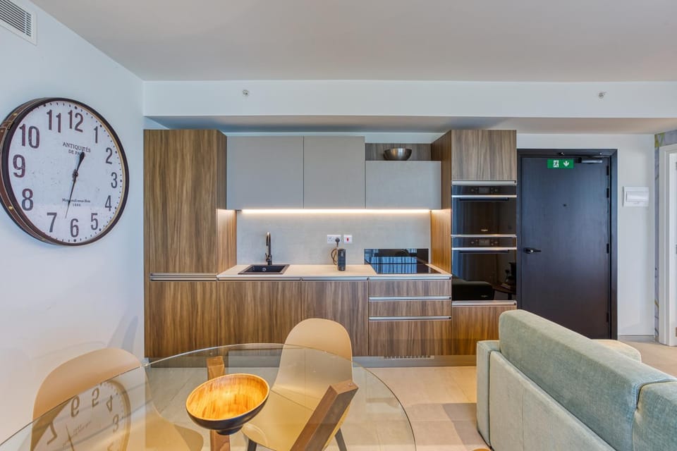 Kitchen or kitchenette, Living room, Seating area, minibar