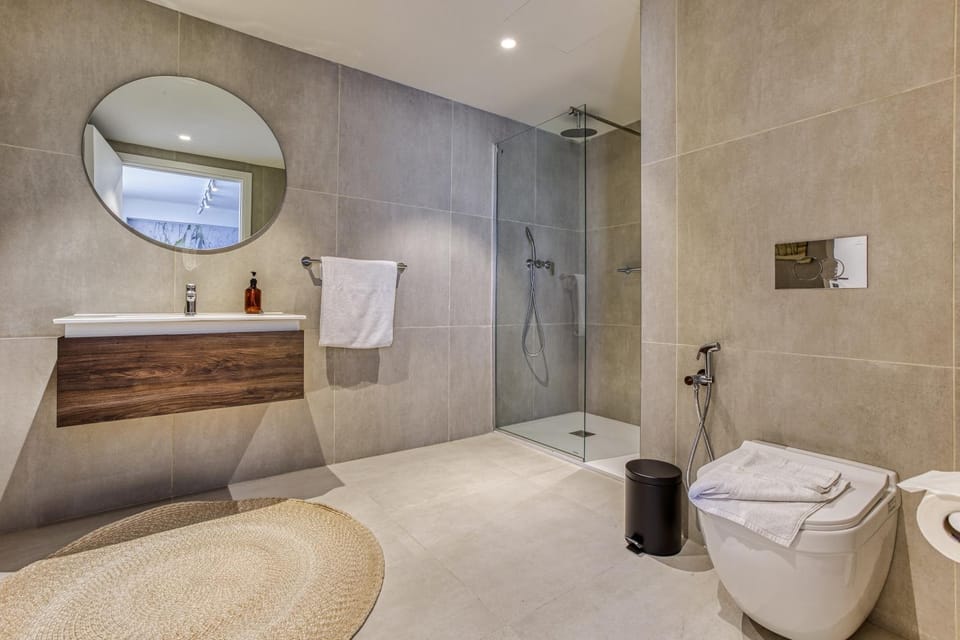 Shower, Toilet, Bathroom, Bath, towels