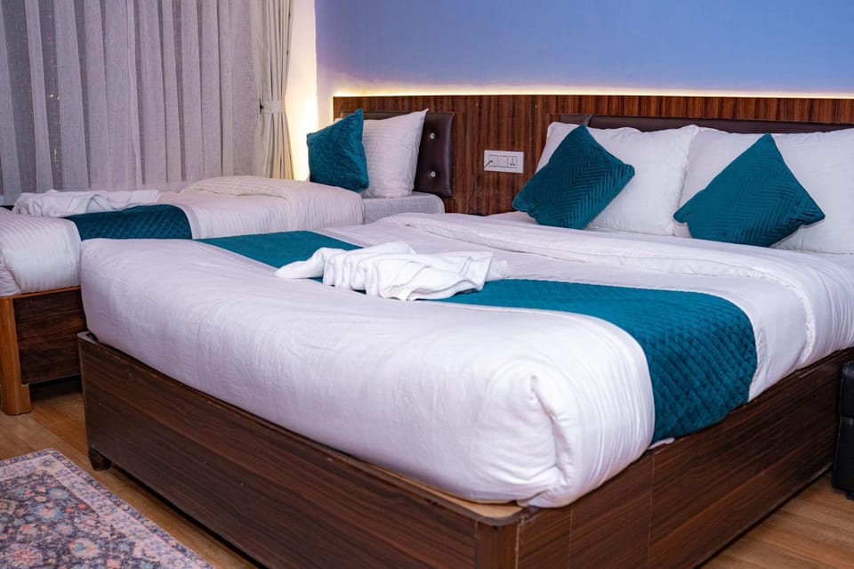 Bed, Bedroom, towels