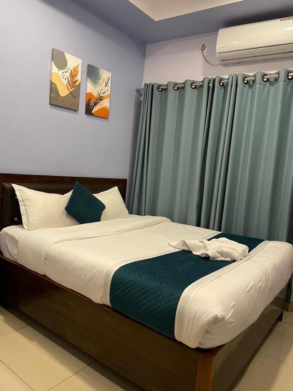 Bed, Photo of the whole room, Bedroom, towels, air conditioner