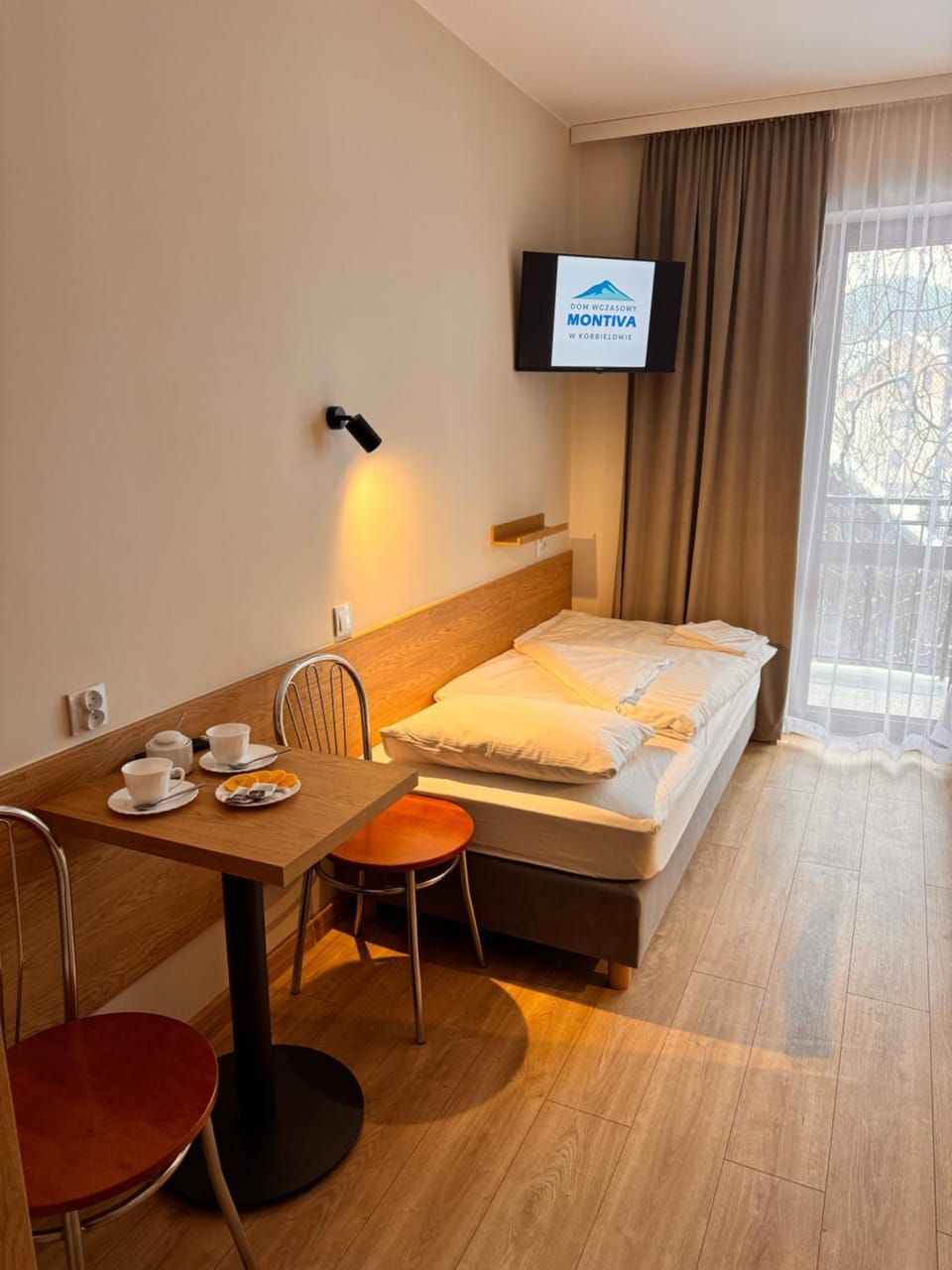 Bed, TV and multimedia, Photo of the whole room