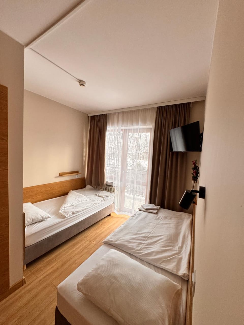 Bed, TV and multimedia, Photo of the whole room, Bedroom