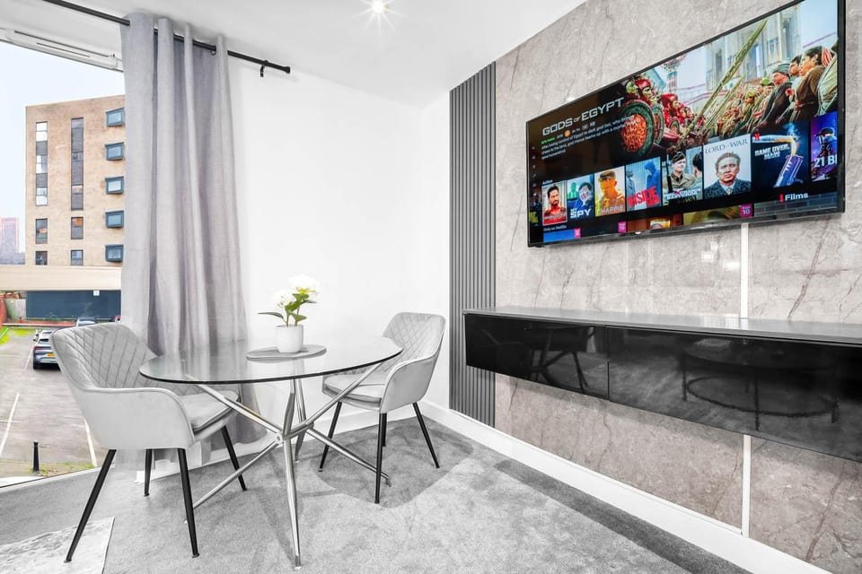 TV and multimedia, Seating area, Dining area