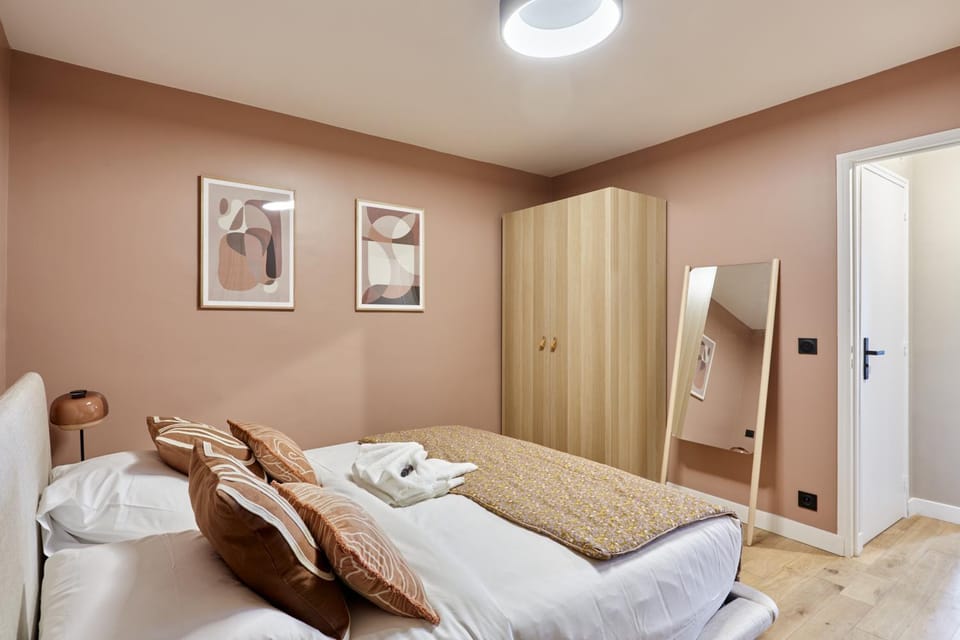 Bed, Photo of the whole room, Bedroom, towels, wardrobe