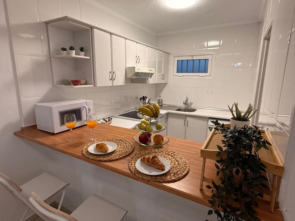Kitchen or kitchenette, Dining area, microwave