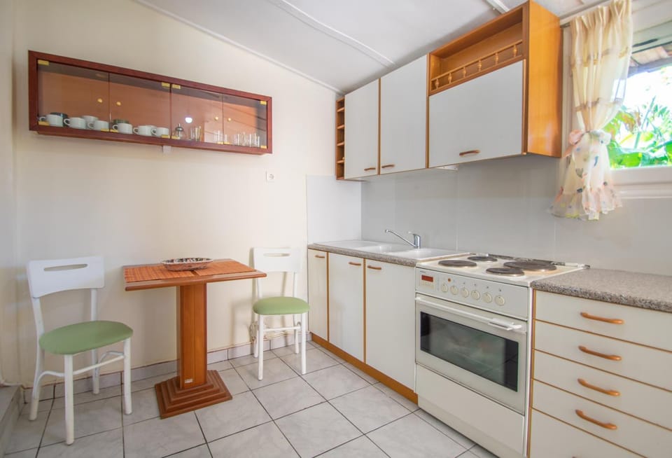 Kitchen or kitchenette, oven, stove