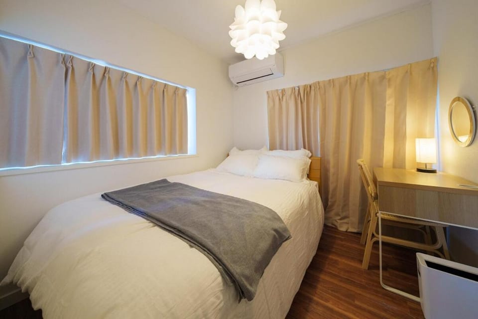 Photo of the whole room, Bedroom, air conditioner