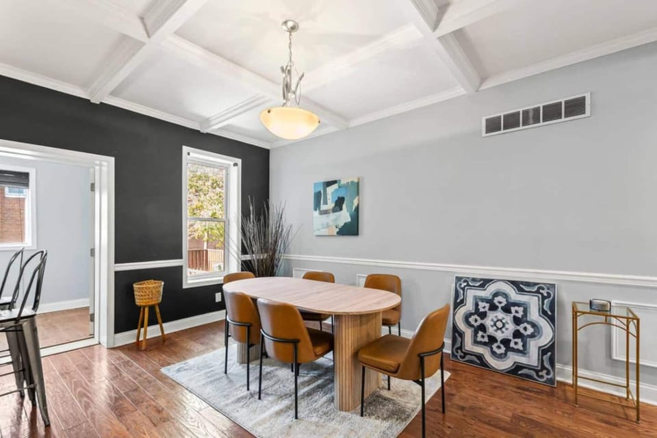 Elegant Reservoir Hill home with parking sleeps 10 House in Baltimore