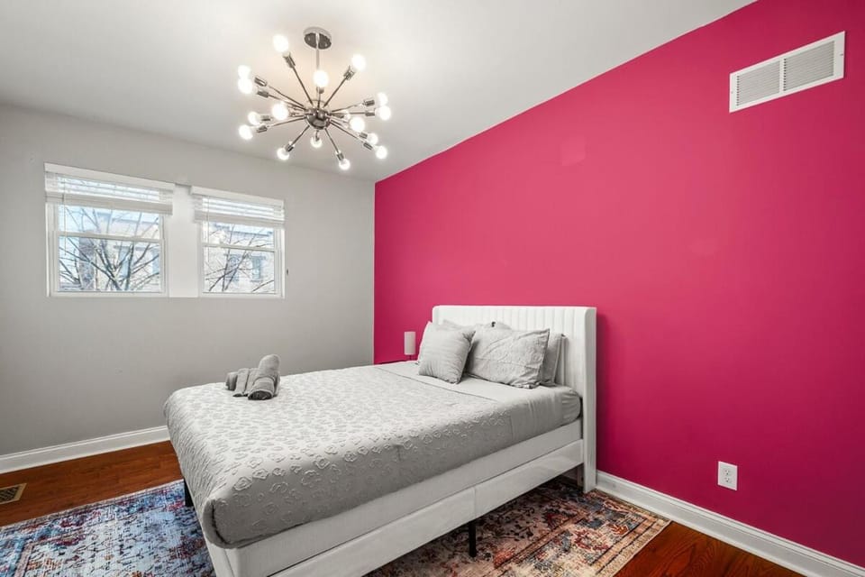 Elegant Reservoir Hill home with parking sleeps 8 House in Baltimore