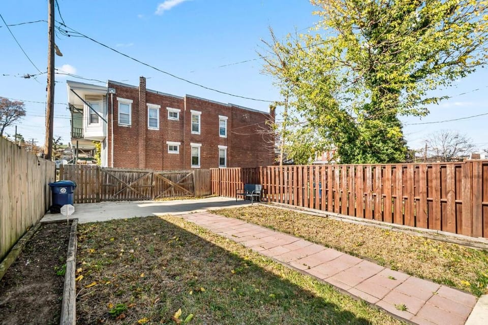 Elegant Reservoir Hill home with parking sleeps 8 House in Baltimore