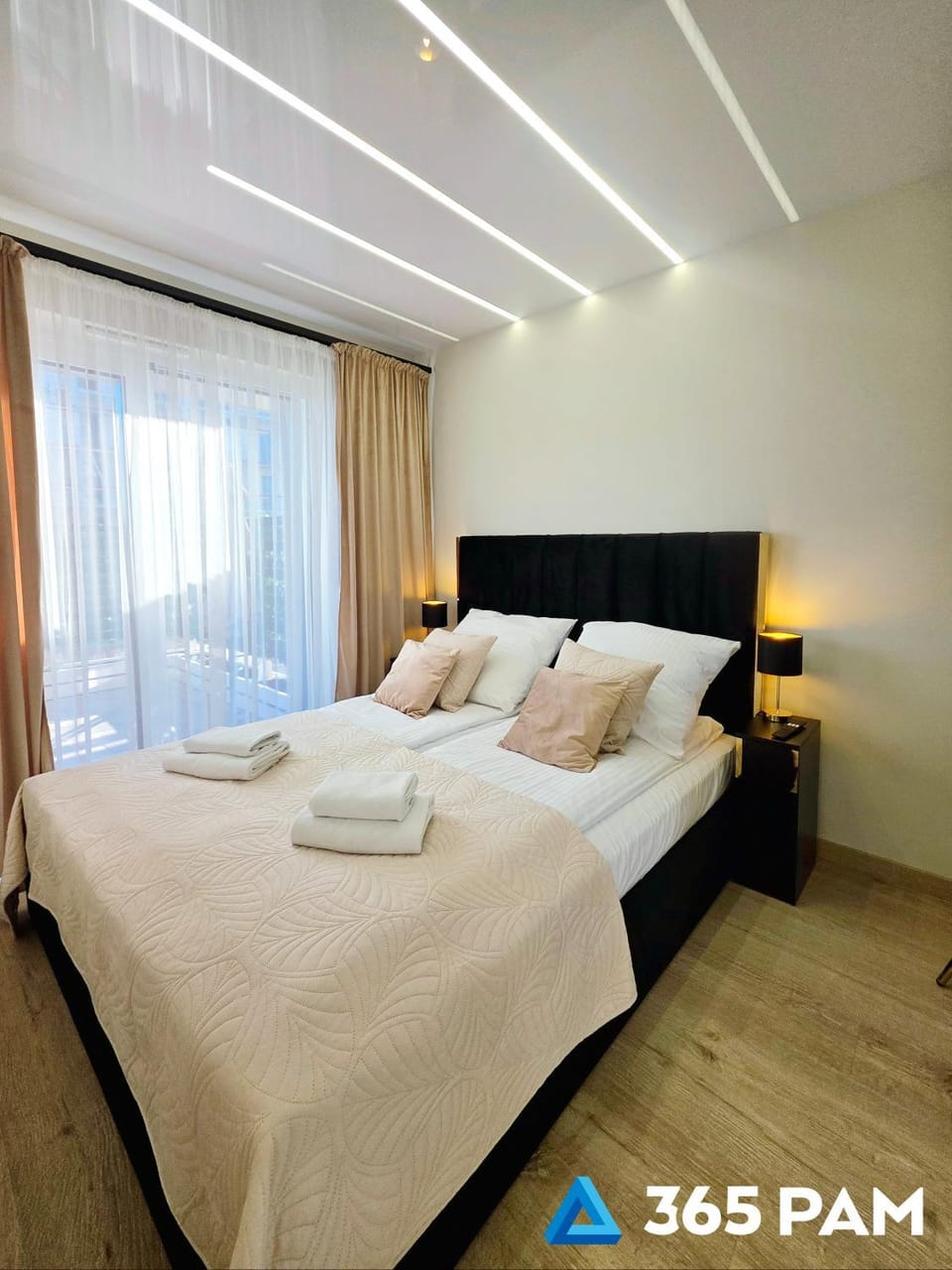 Bed, Photo of the whole room, Bedroom, towels