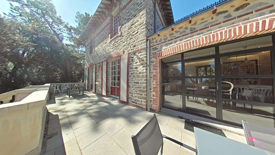 Property building, Patio, Balcony/Terrace