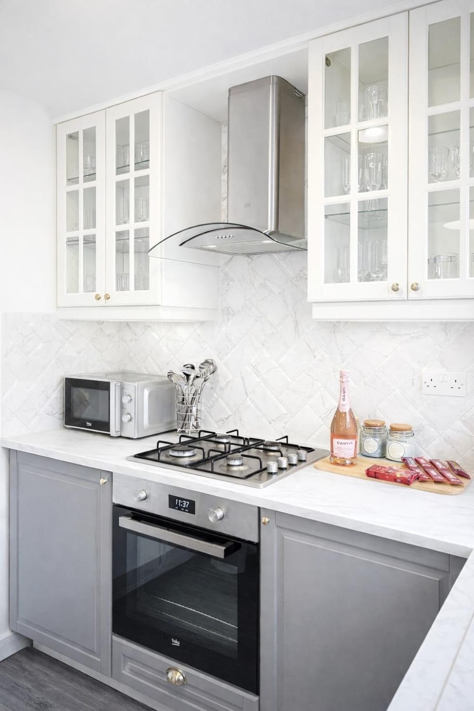 Coffee/tea facilities, Kitchen or kitchenette, stove, toaster