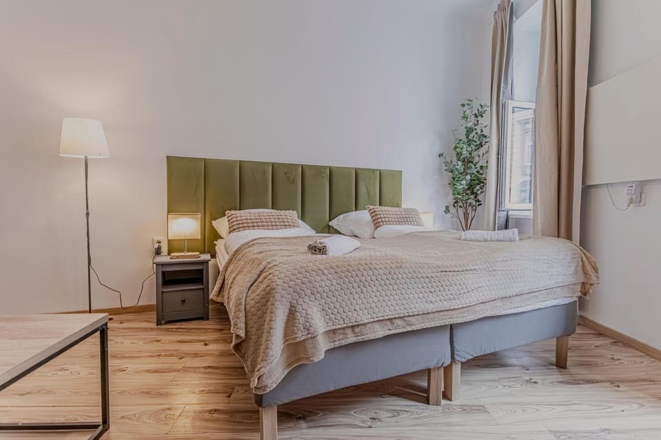 Property building, Bed, Bedroom