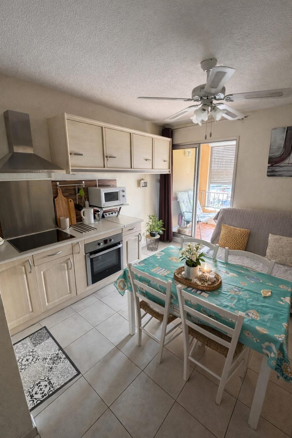 Kitchen or kitchenette, Living room, Seating area, Dining area, oven, stove