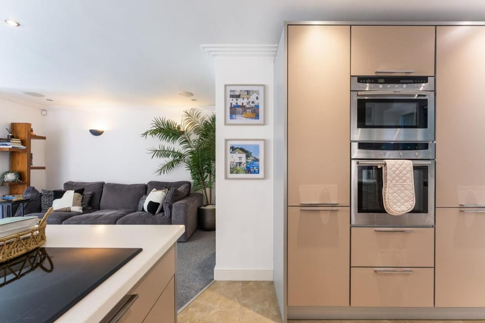 Stunning Home With Harbour Views In Poole House in Poole