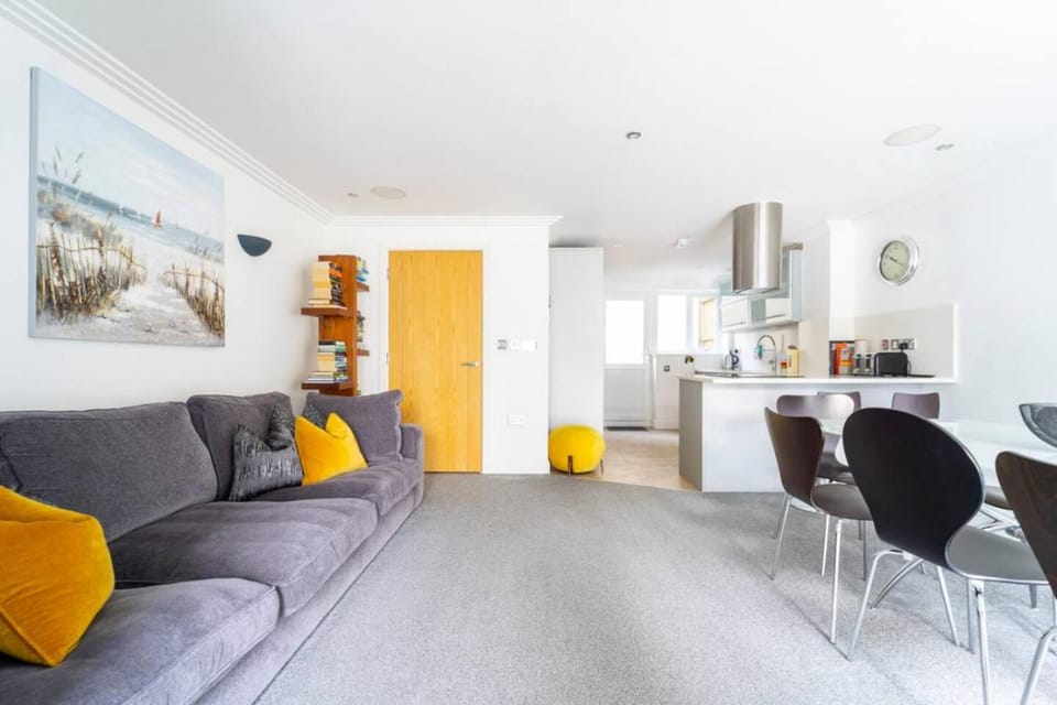 Stunning Home With Harbour Views In Poole House in Poole