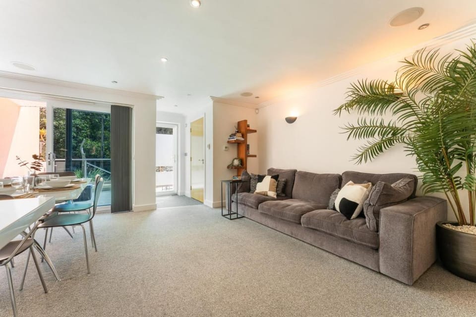 Stunning Home With Harbour Views In Poole House in Poole