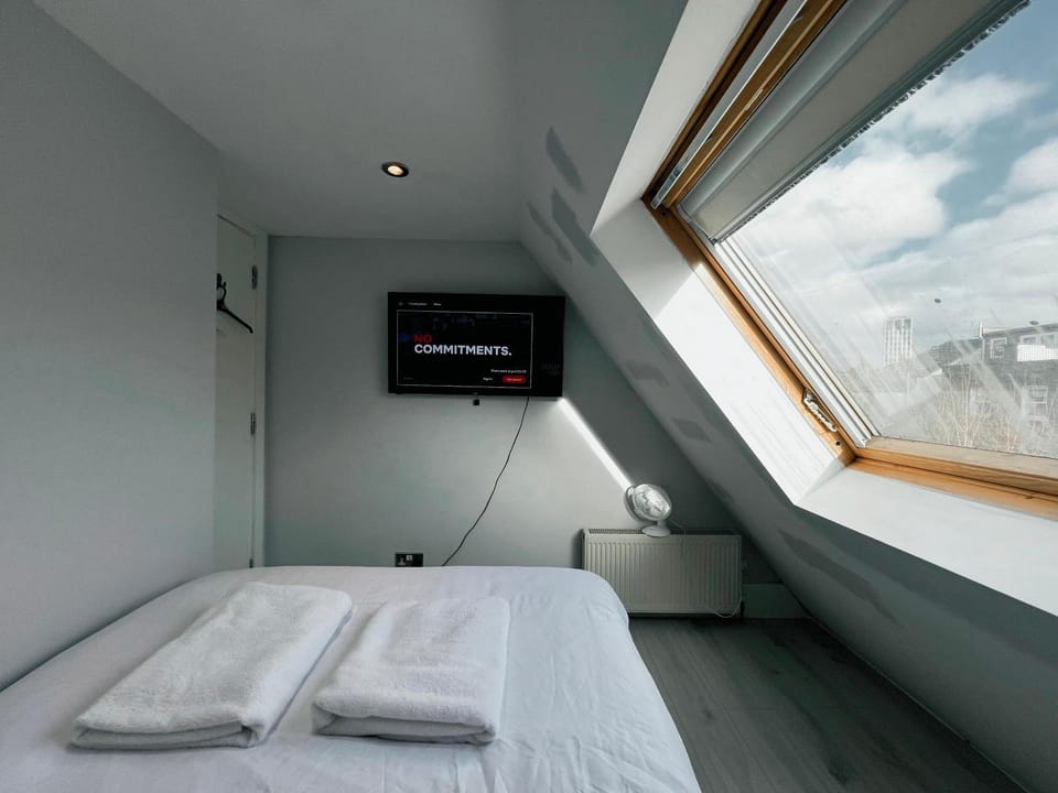 Bed, TV and multimedia, Photo of the whole room, Bedroom, towels