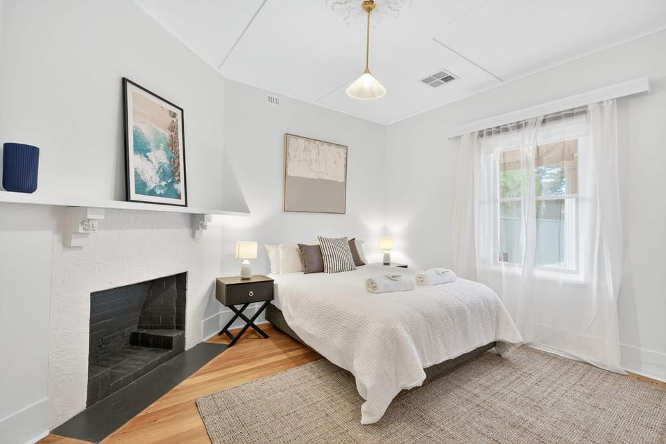 Bedroom, fireplace