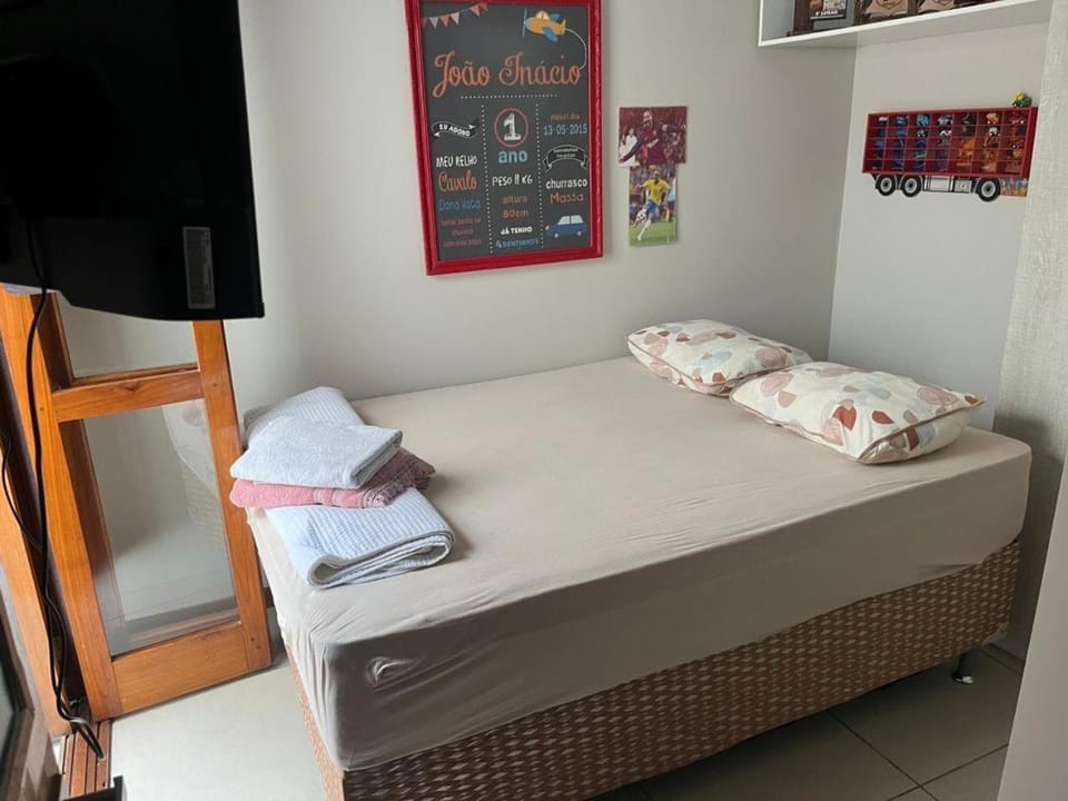 Bed, TV and multimedia, Photo of the whole room, Bedroom, towels, wardrobe, air conditioner