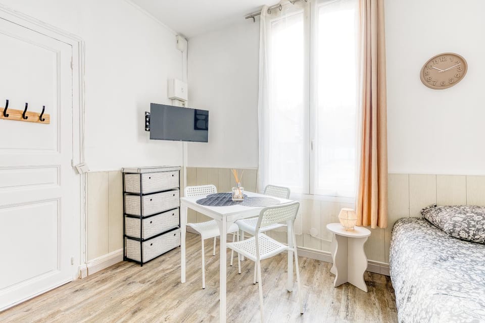 Le Signature Studio Apartment in Dreux