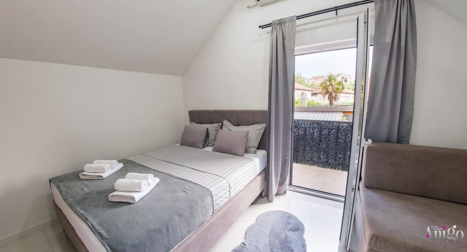 Bed, Bedroom, towels