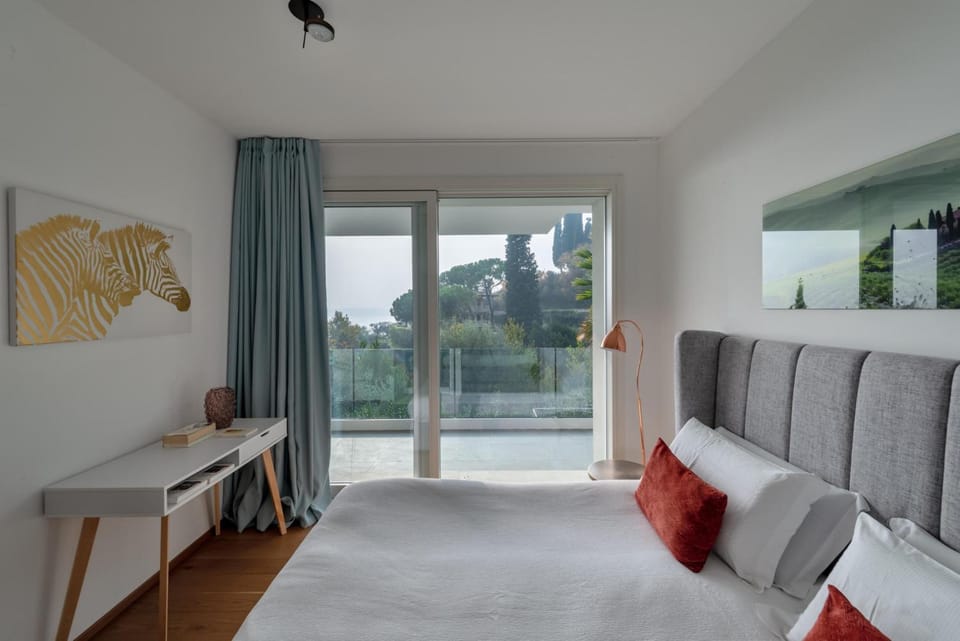 Villa Panorama with wonderful lake view and service car Villa in Lake Garda