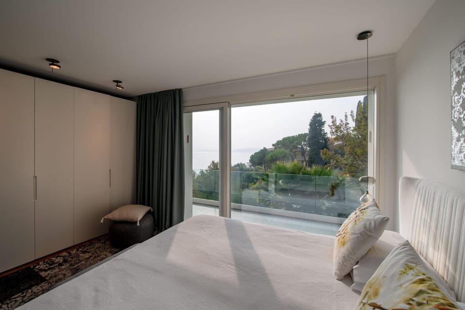 Villa Panorama with wonderful lake view and service car Villa in Lake Garda