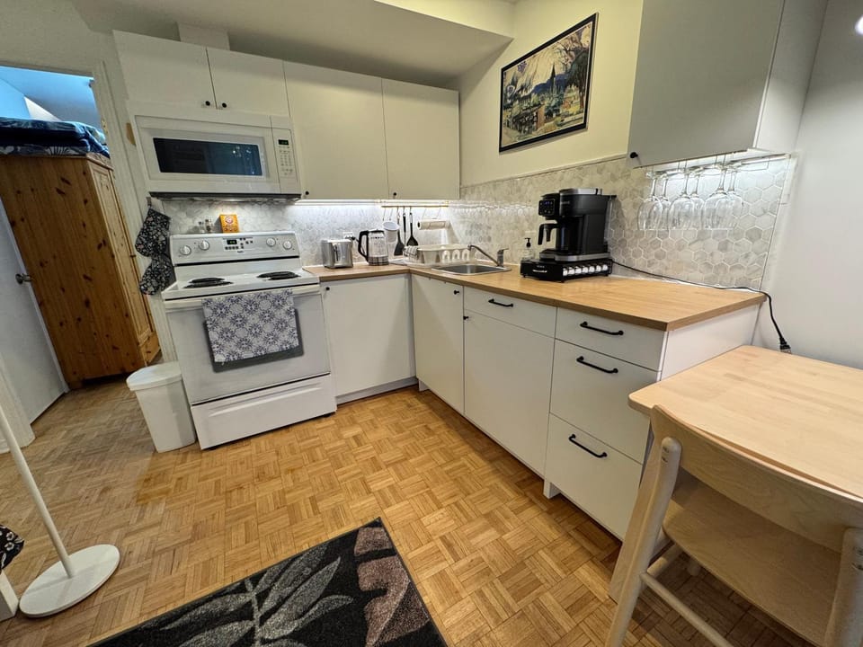 Montreal Hideaway in a Residential area Apartment in Laval