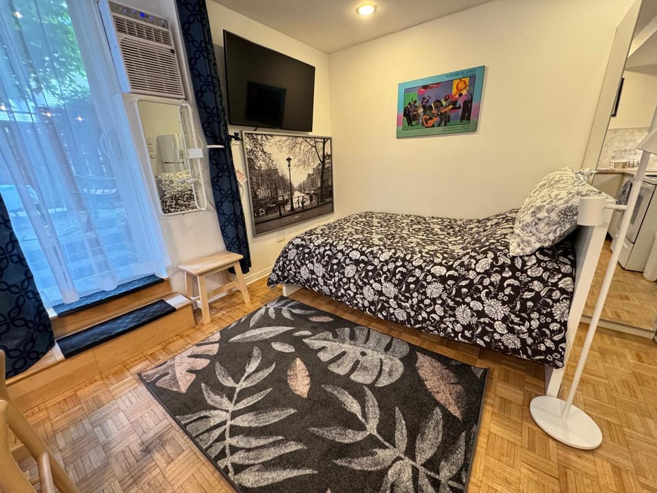 Montreal Hideaway in a Residential area Apartment in Laval