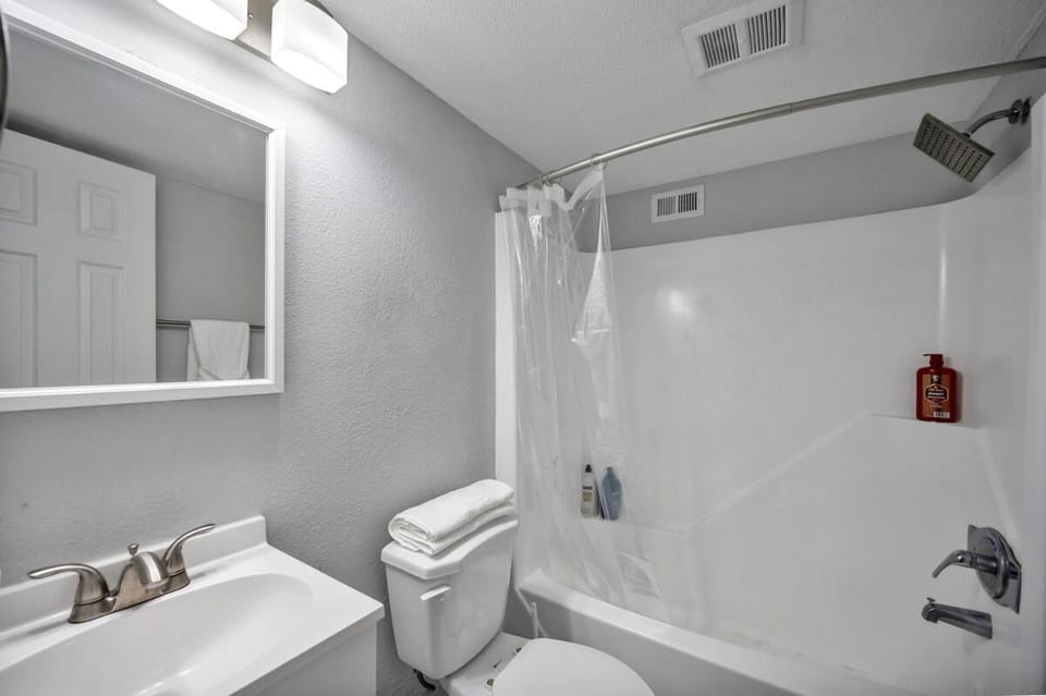 Duke - Pet Friendly 1BR with Gym & Pool Apartment in Durham