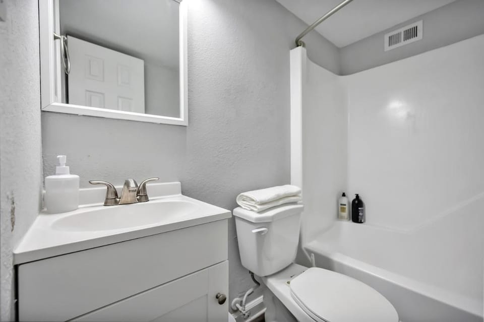 Duke - Pet Friendly 1BR with Gym & Pool Apartment in Durham