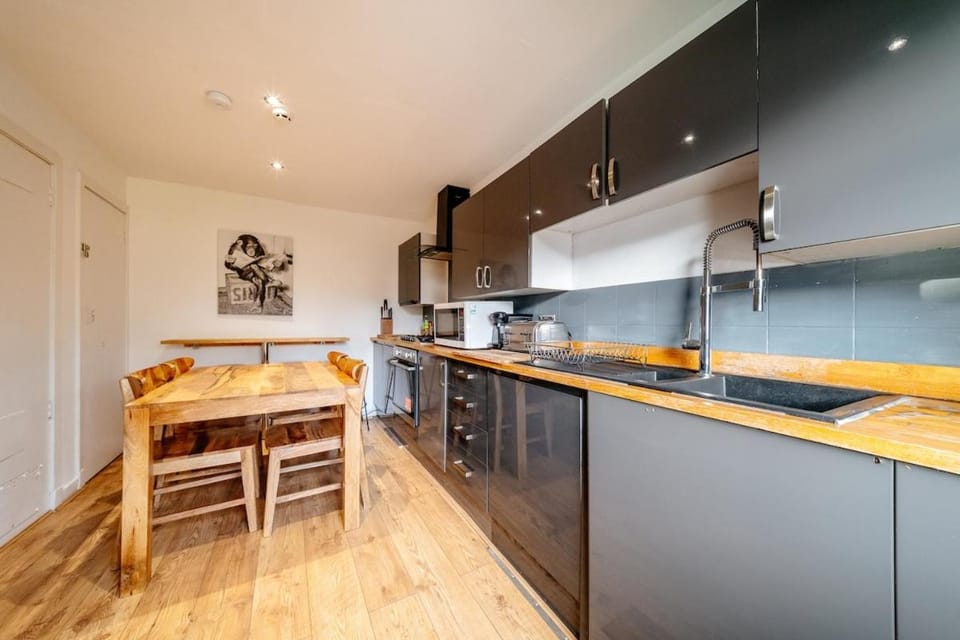 Kitchen or kitchenette, Dining area, stove