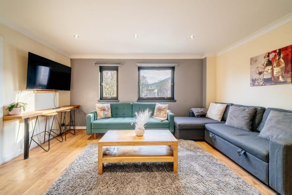TV and multimedia, Living room, Seating area, Evening entertainment
