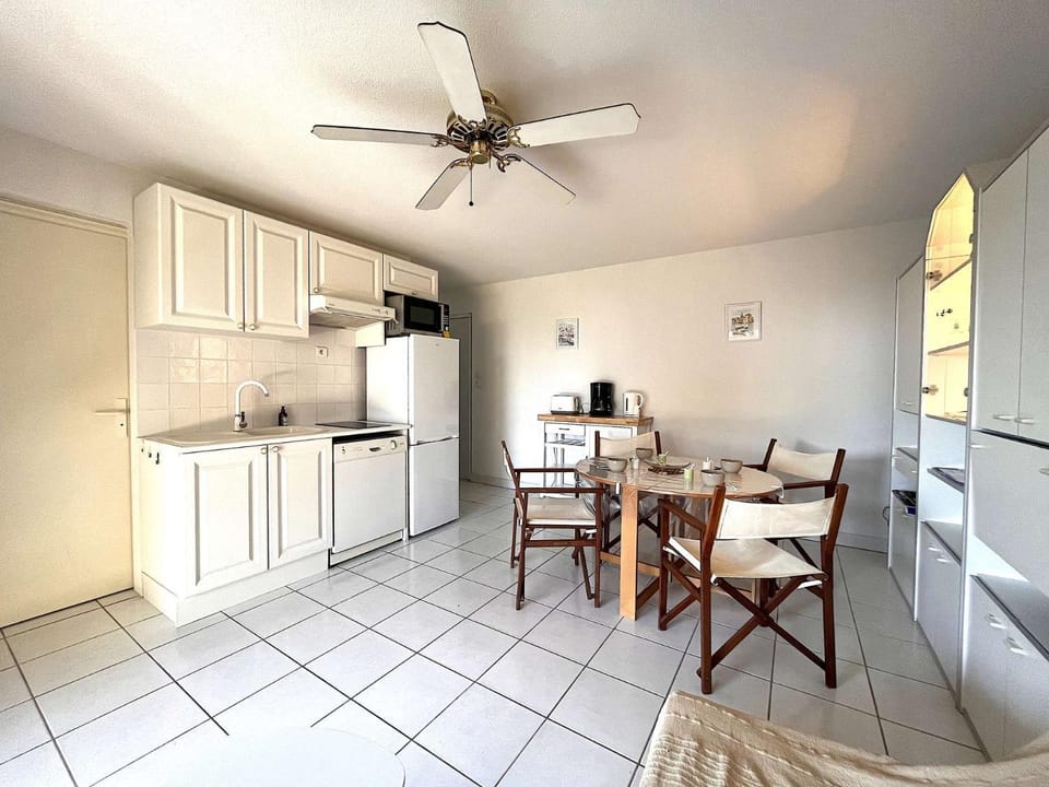 Kitchen or kitchenette, Dining area, dishwasher, oven, stove